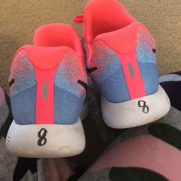 nike running shoes LIKE NEW - Picture 3 of 3